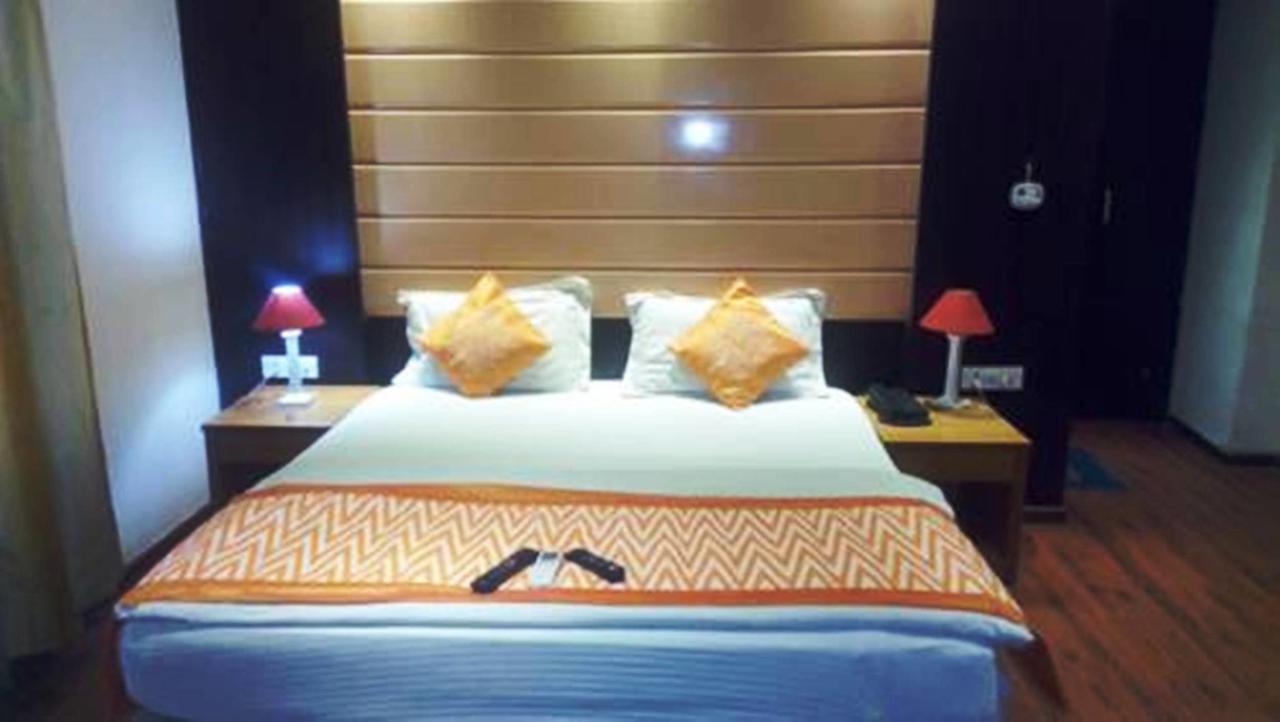 Hotel Vipul Grand Gurgaon Exterior photo